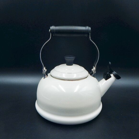 Le Creuset Whistling Tea Kettle White Enamel On Steel 1.7 Quart 1.6 Litre - Picture 3 of 13